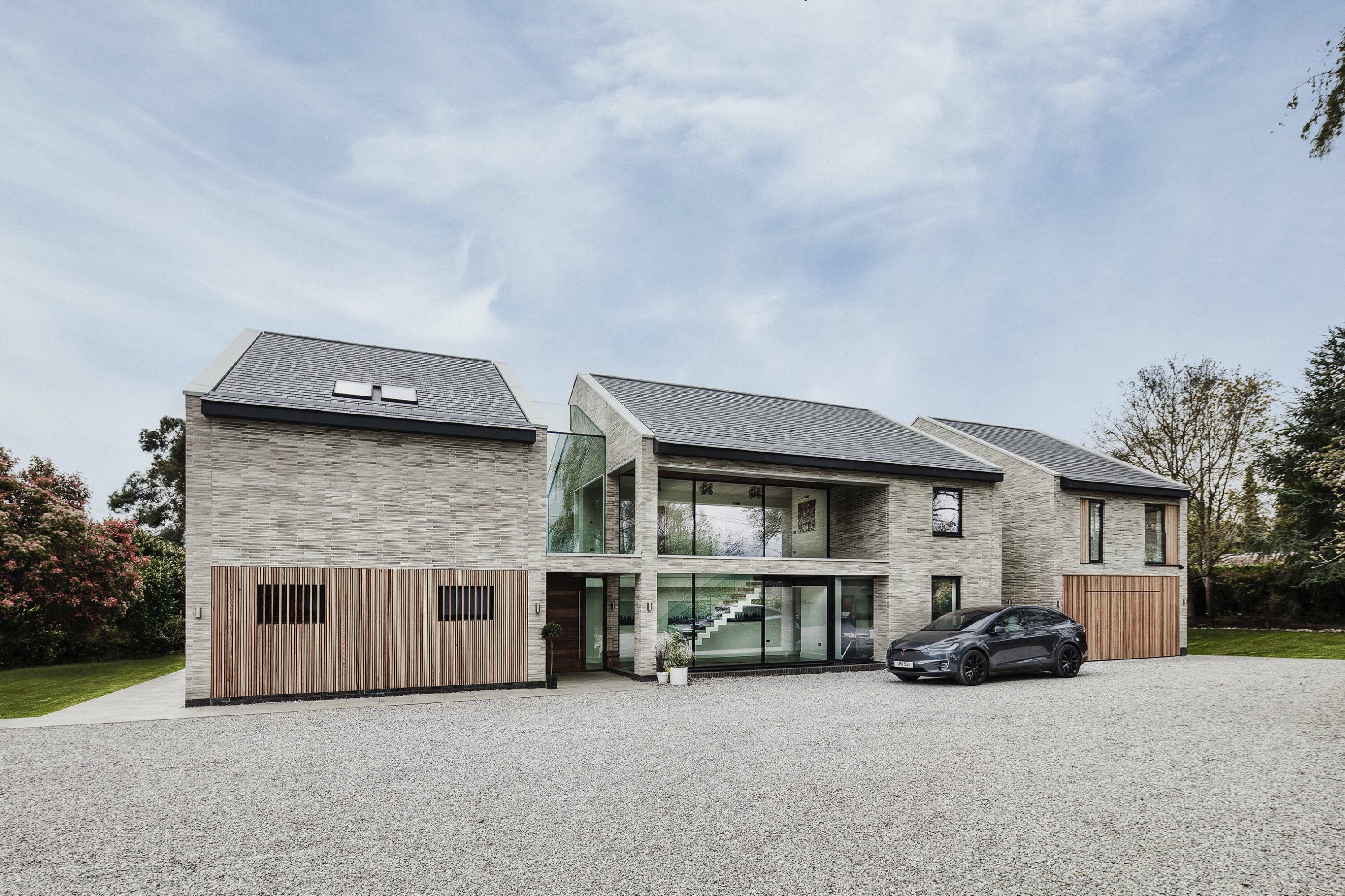 Stunning contemporary new build home near henley with glazed links and sustainable elements at the heart