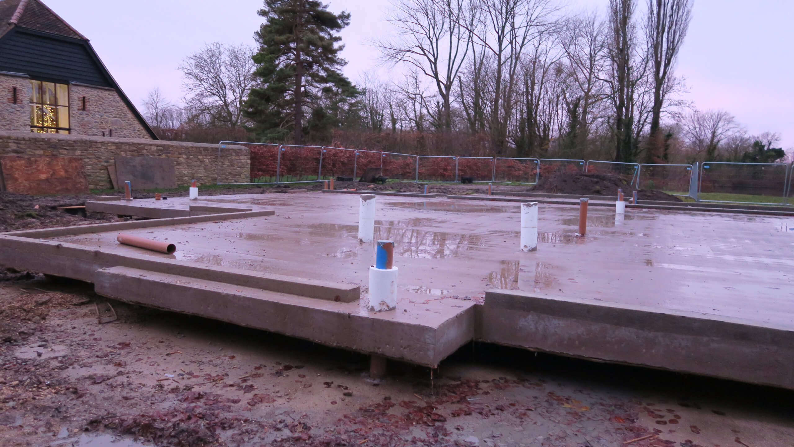 Concrete floating base riverside home design